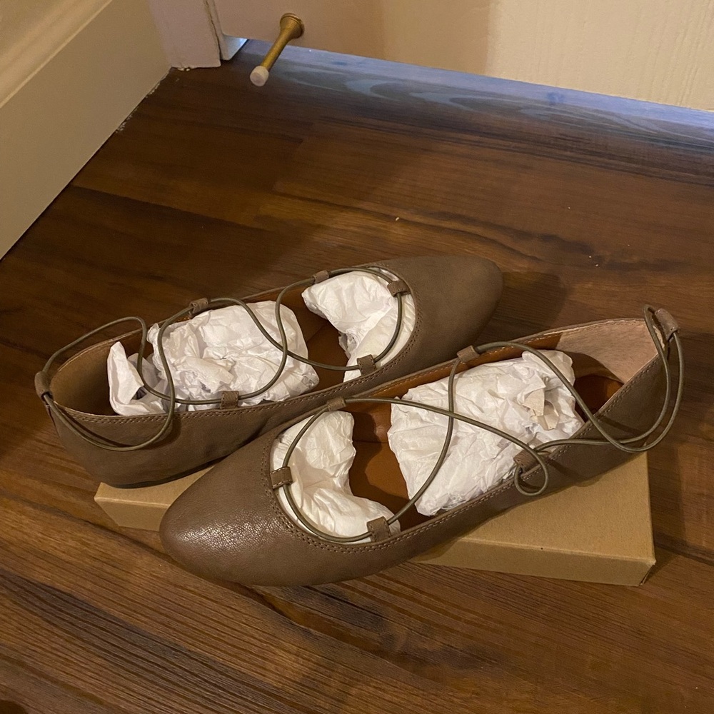 Brand New Lucky Brand Leather Brown Flats in 9.5M